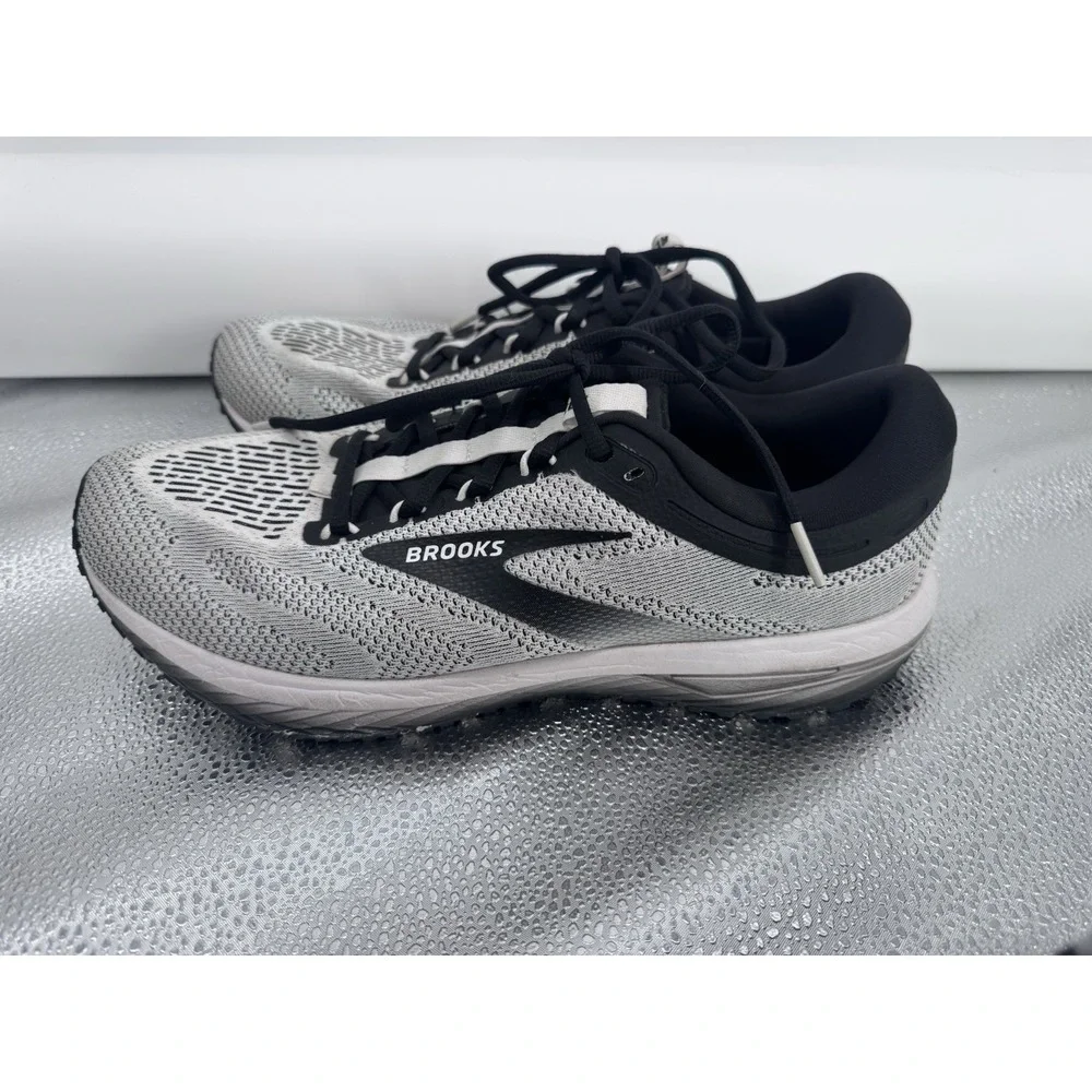 Size 11.5 Brooks Revel 7 White Black GREAT CONDITION lots of tread life gym